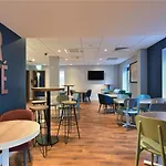 Travelodge Anchor Road Готель