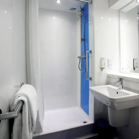 מלון Travelodge Anchor Road 3*