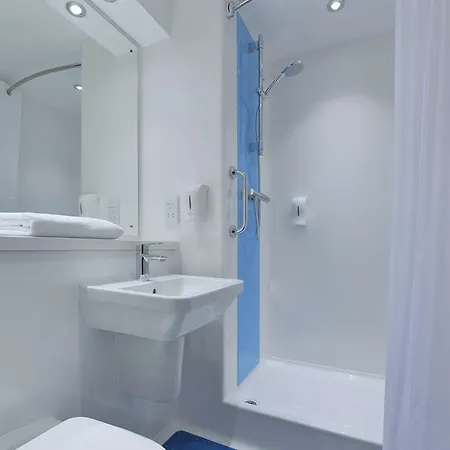 Travelodge Anchor Road 3*