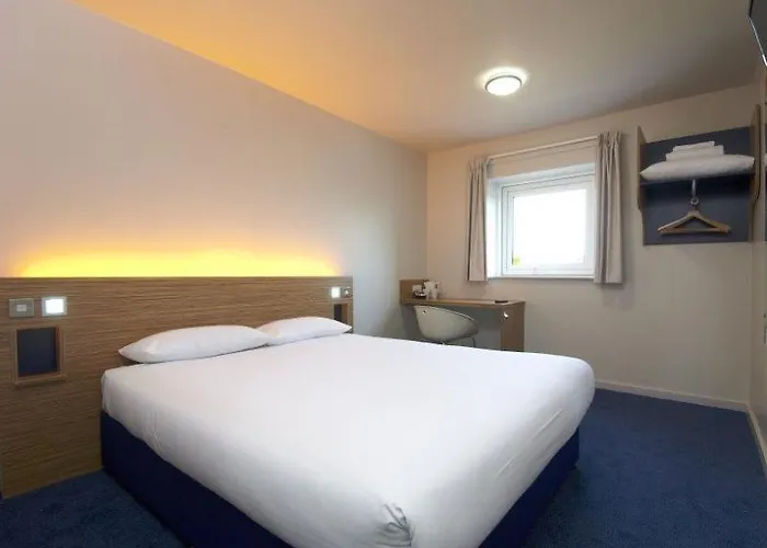 Travelodge Anchor Road Готель 3*