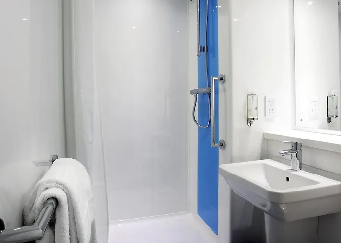 Готель Travelodge Anchor Road 3*