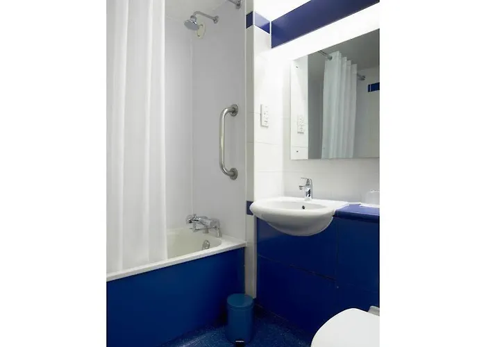 Travelodge Anchor Road Готель Бристоль