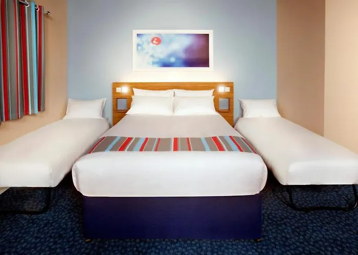 Готель Travelodge Anchor Road 3*