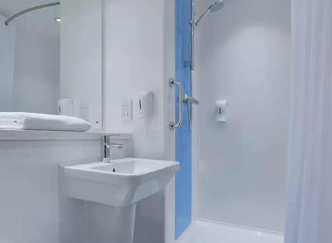 Travelodge Anchor Road 3*