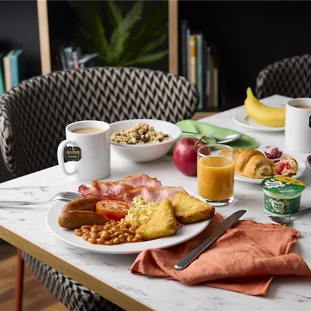 Travelodge Anchor Road Hotel 3*